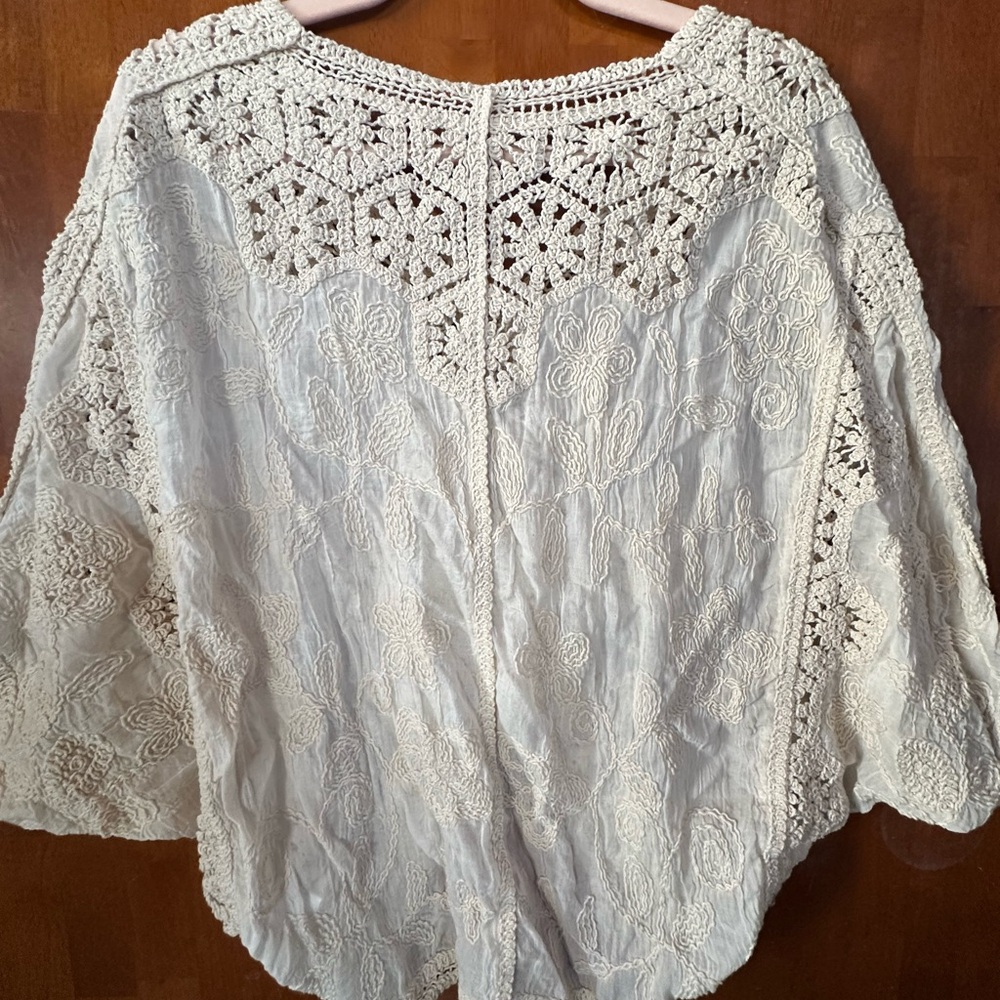 Elegant Lace Women's Top in Cream - Picture 2 of 4